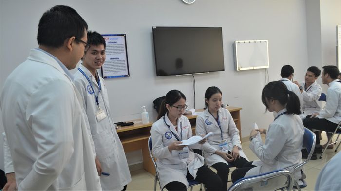  Sinh viên Trường ĐH Y dược TPHCM trong giờ học thực hành - Ảnh: THANH HÙNG 