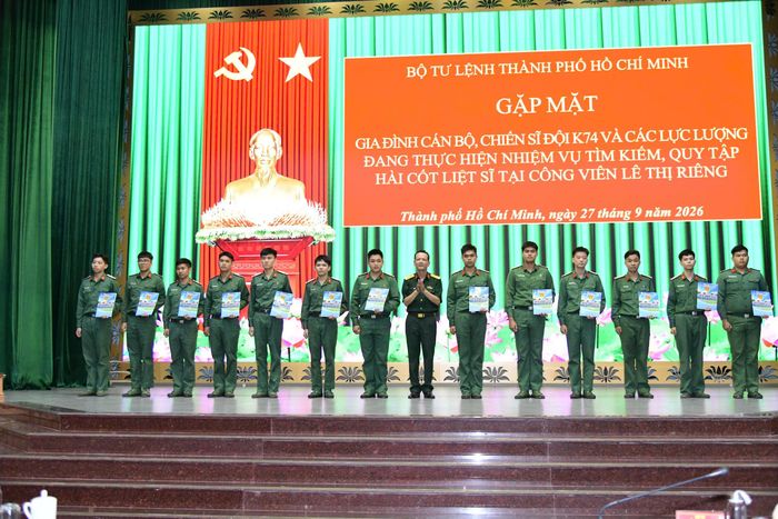  Trung tá Lê Ngọc Hà, Chính trị viên Đội K74 trao quyết định thăng quân hàm cho 13 hạ sĩ quan, chiến sĩ 