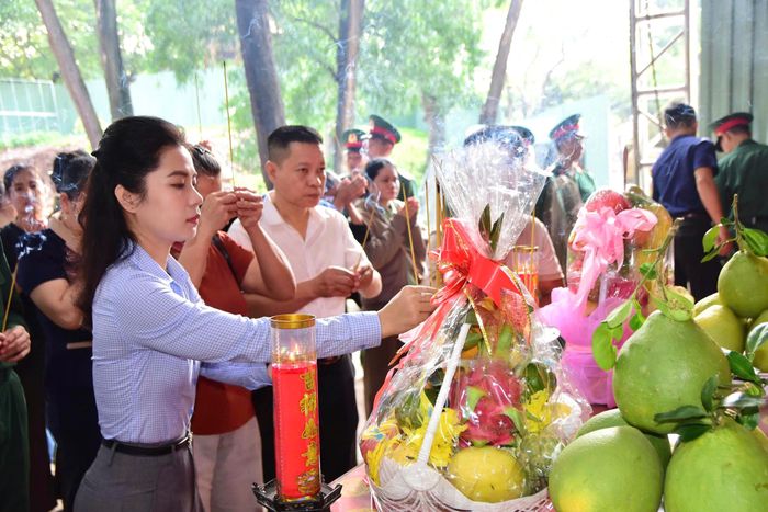  Thân nhân cán bộ, chiến sĩ dâng hương tưởng niệm các Anh hùng liệt sĩ 