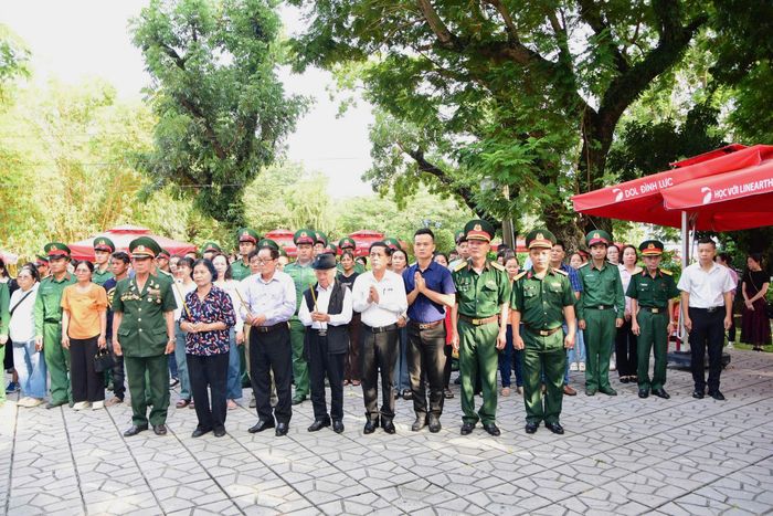  Đại biểu cùng thân nhân cán bộ, chiến sĩ dâng hương tại Công viên Lê Thị Riêng 