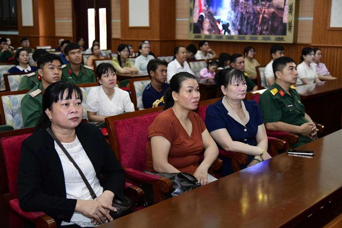  Cán bộ, chiến sĩ cùng thân nhân dự buổi gặp mặt 