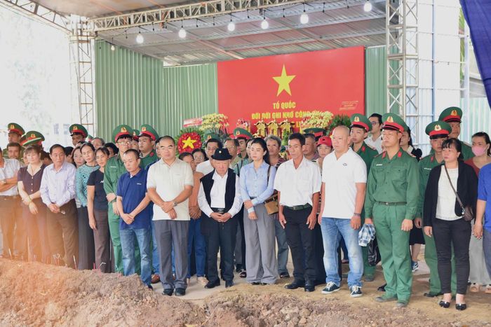  Thân nhân cùng cán bộ, chiến sĩ tại khu vực tìm kiếm hài cốt liệt sĩ 
