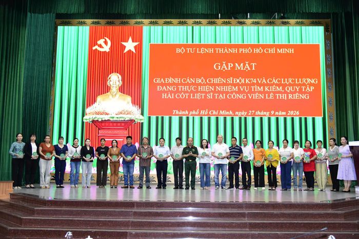  Đại tá Nguyễn Đình Chuẩn trao quà lưu niệm đến thân nhân cán bộ, chiến sĩ các lực lượng 