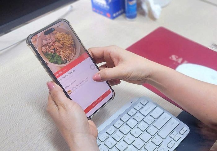 Đặt đồ ăn online ngày càng phổ biến. Ảnh: AN AN