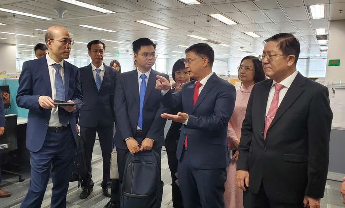  Phó Chủ tịch UBND TPHCM Nguyễn Mạnh Cường khảo sát thực tế tại Trung tâm Tổng đài 1823. Ảnh: SỞ NGOẠI VỤ TPHCM 
