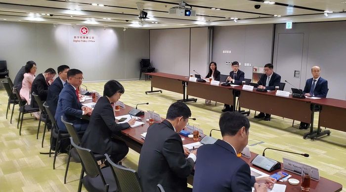  Phó Chủ tịch UBND TPHCM Nguyễn Mạnh Cường tại buổi làm việc với Giám đốc Văn phòng Chính sách số Hồng Công. Ảnh: SỞ NGOẠI VỤ TPHCM 
