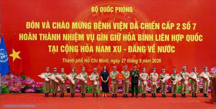Thứ trưởng Bộ Quốc phòng Nguyễn Trường Thắng cùng các đại biểu đã trực tiếp đón, tặng hoa chúc mừng cán bộ, nhân viên BVDC 2.7 (Ảnh HOÀNG HÙNG)