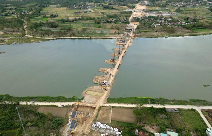  Thi công cầu vượt sông Kôn thuộc dự án thành phần số 2, đường cao tốc Quy Nhơn - Pleiku. Ảnh: NGỌC OAI 