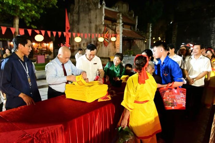 Lãnh đạo thành phố Hải Phòng phát ấn cho người dân.