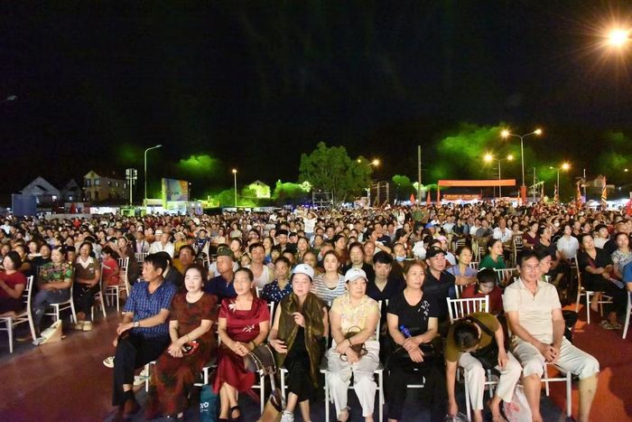Đông đảo nhân dân dự lễ.