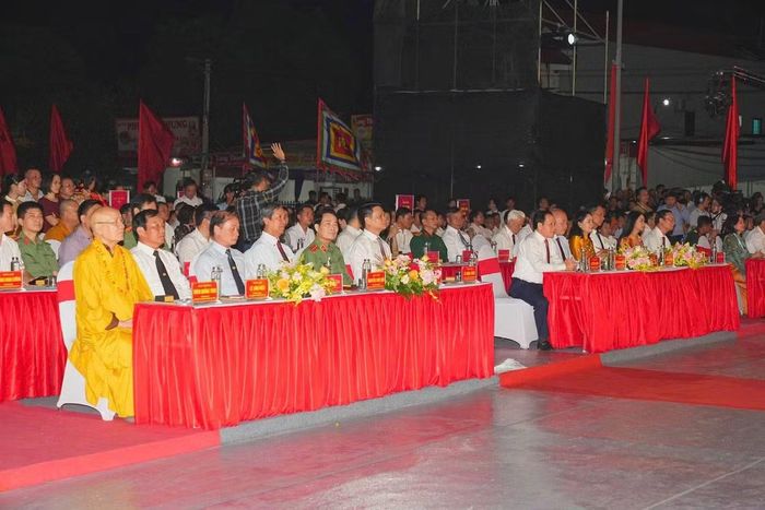 Các đại biểu dự buổi lễ.