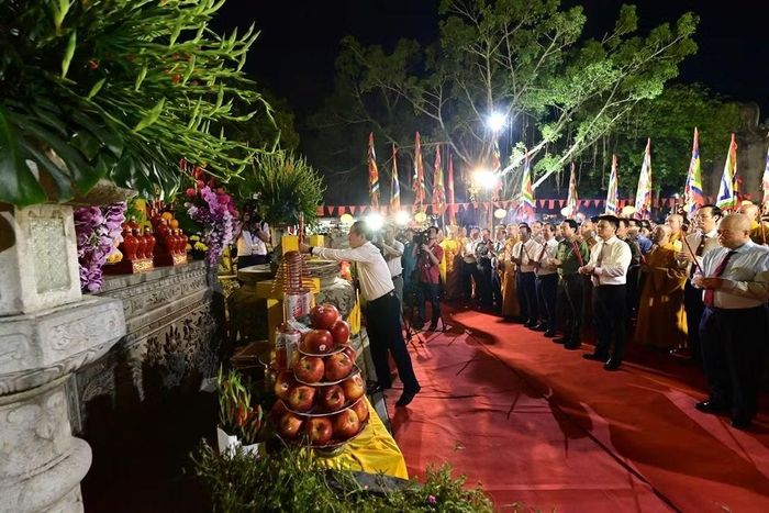 Ông Lê Tiến Châu, Ủy viên BCH Trung ương Đảng, Phó Thủ tướng Chính phủ cùng các đại biểu dâng hương tưởng niệm 726 năm Ngày mất của Anh hùng dân tộc Trần Hưng Đạo.