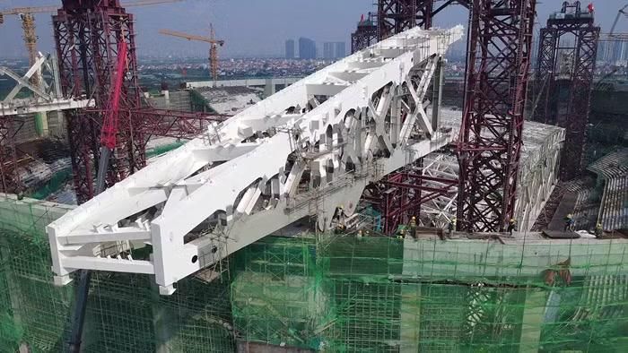 Hệ mái không chỉ đóng vai trò che phủ mà còn là một điểm nhấn trong thiết kế công trình. Sân được thiết kế hai tấm màng xuyên sáng kích thước khoảng 78 x 125 m, có khả năng đóng, mở tự động trong khoảng 12-20 phút.