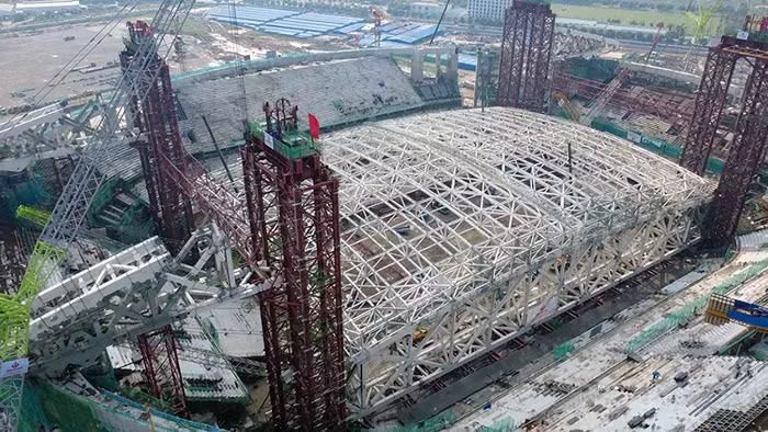 Ngày 22/9, nhà thầu đã thực hiện công đoạn nâng hệ kết cấu mái vòm thép của sân vận động PVF lên 4 trụ chính. Hệ thống cáp kích rút được bố trí tại 4 cụm trụ để đưa kết cấu mái lên đúng cao độ, vị trí theo thiết kế và duy trì sự ổn định trong quá trình thi công.