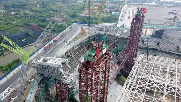 Bên cạnh khu vực khán đài là hệ thống các khu chức năng phục vụ kỹ thuật, an ninh, trung tâm điều hành phát sóng, khu tác nghiệp báo chí, khu vực dành cho cầu thủ, khu VIP và các khu dịch vụ. Một nhà thi đấu sức chứa khoảng 4.500 chỗ cũng đang được xây dựng trong khu vực lân cận.