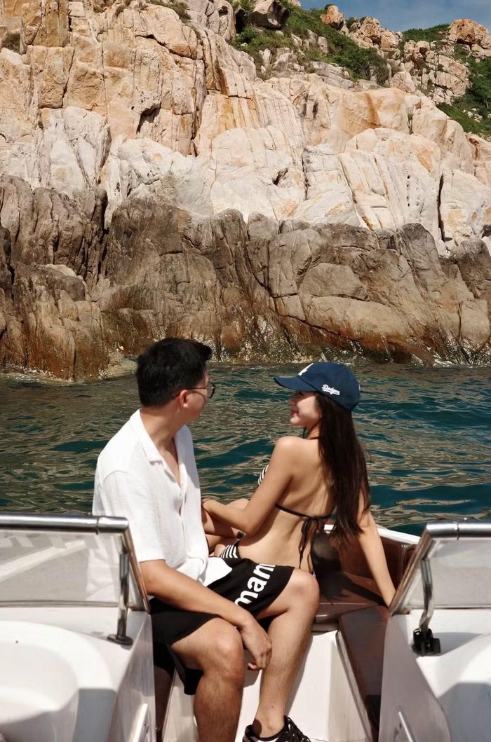 Không chỉ có những thay đổi trong sự nghiệp và phong cách, cuộc sống riêng của Ngọc Huyền cũng bước sang một trang mới. Nữ diễn viên kết hôn vào đầu năm 2024 với Duy Minh, sinh năm 2000, kém cô một tuổi và là cháu ruột của NSƯT Chí Trung. Ảnh: FB Nguyễn Ngọc Huyền