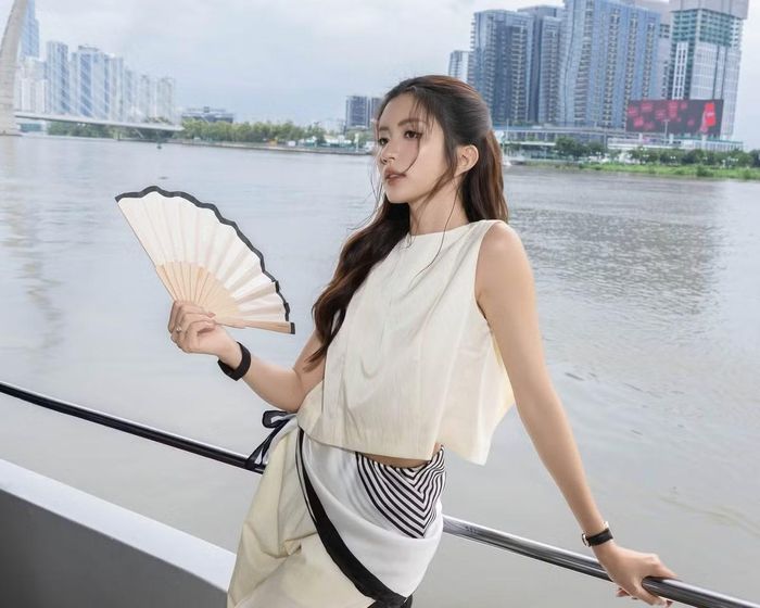 Trong những hình ảnh đời thường được chia sẻ trên mạng xã hội, Ngọc Huyền thường lựa chọn các trang phục nữ tính pha chút quyến rũ. Cô không ngại thử nghiệm nhiều kiểu dáng mới, từ váy hai dây, thiết kế ôm sát đến những bộ trang phục có đường cắt xẻ vừa phải. Ảnh: FB Nguyễn Ngọc Huyền