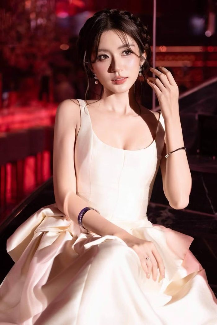 Ngọc Huyền khai thác lợi thế hình thể một cách tinh tế. Thay vì tập trung vào vòng eo hay vòng một, nữ diễn viên thường ưu ái những thiết kế trễ vai, giúp tôn bờ vai thanh mảnh và phần xương quai xanh nổi bật. Ảnh: FB Nguyễn Ngọc Huyền