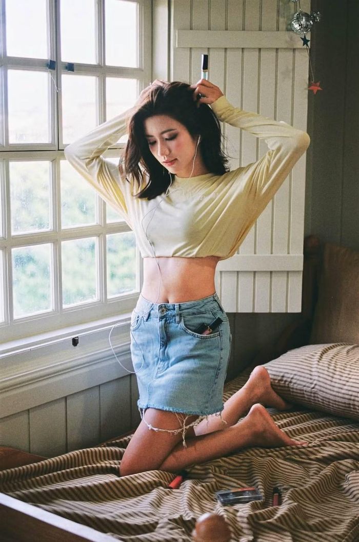 Trên mạng xã hội, mỗi lần xuất hiện với diện mạo mới, Ngọc Huyền thường nhận được sự chú ý từ người hâm mộ. Những thiết kế khoe khéo bờ vai, đôi chân thon dài hay đường nét cơ thể vừa đủ giúp nữ diễn viên tạo nên vẻ ngoài quyến rũ nhưng không quá phô trương. Ảnh: FB Nguyễn Ngọc Huyền