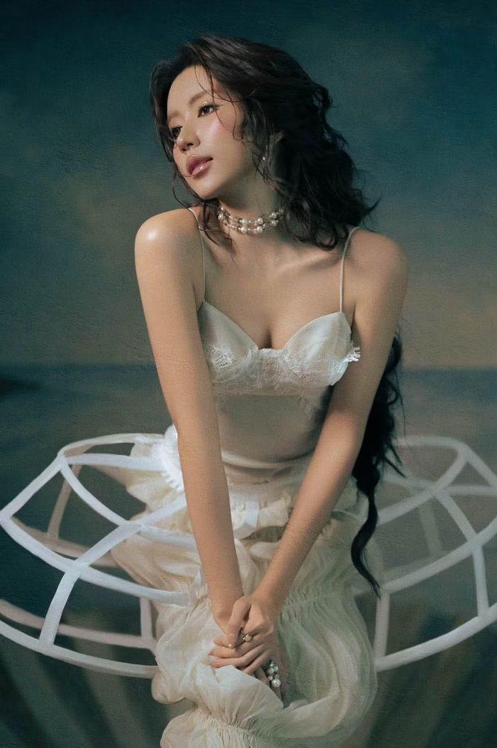 Sự thay đổi trong cách ăn mặc cũng góp phần tạo nên hình ảnh mới của Ngọc Huyền. Nếu trên màn ảnh cô thường xuất hiện với vẻ kín đáo, giản dị thì ngoài đời, nữ diễn viên lại linh hoạt giữa nét thanh lịch, nữ tính và một chút gợi cảm. Ảnh: FB Nguyễn Ngọc Huyền