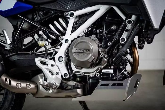 Xe sẽ được trang bị động cơ tương tự như F 450 GS, sản sinh công suất 48PS.
