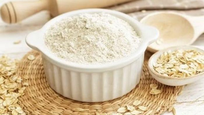 Yến mạch cũng là món ăn giúp giảm mỡ nội tạng. Yến mạch chứa beta-glucan, một dạng chất xơ hòa tan giúp tăng cảm giác no và hỗ trợ kiểm soát cholesterol. Đây là lựa chọn phù hợp cho bữa sáng thay cho các món nhiều đường, tinh bột tinh chế. Có thể nấu cháo yến mạch với trứng, sữa không đường hoặc kết hợp sữa chua và trái cây. Nên ưu tiên yến mạch nguyên chất thay vì loại ăn liền có nhiều đường. Ảnh: Bách hoá XANH