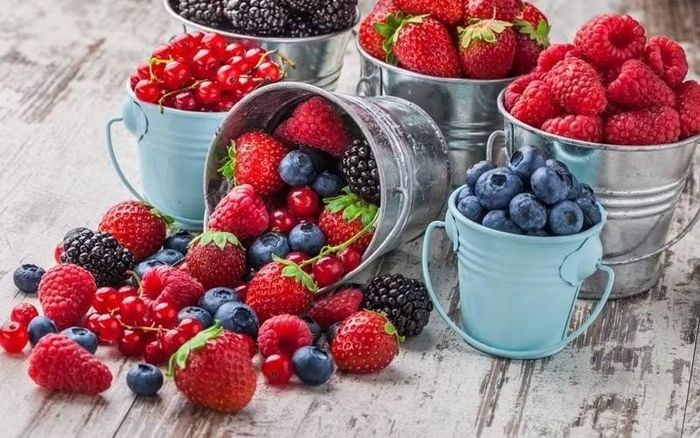 Các loại quả mọng như việt quất, mâm xôi và dâu đen cũng là những thực phẩm hữu ích trong chế độ ăn hỗ trợ giảm mỡ. Chúng giàu chất xơ và chứa nhiều chất chống oxy hóa như polyphenol và anthocyanin. Những hợp chất này giúp chống lại tình trạng viêm và có thể cải thiện độ nhạy insulin, cả hai yếu tố đều quan trọng đối với việc giảm mỡ nội tạng. Ưu tiên quả nguyên miếng thay vì nước ép để giữ lại lượng chất xơ và hạn chế nạp đường quá nhanh. Ảnh: Bách hoá XANH