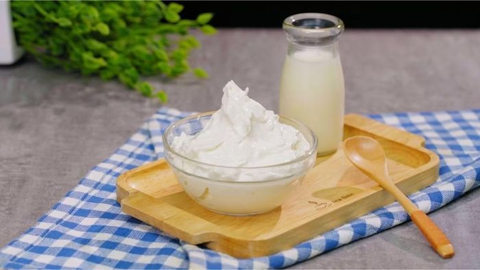 Sữa chua Hy Lạp thường có hàm lượng protein cao, giúp tăng cảm giác no và hỗ trợ duy trì khối cơ khi kết hợp với chế độ ăn phù hợp. Các lợi khuẩn trong sữa chua có thể hỗ trợ hệ vi sinh đường ruột khỏe mạnh, yếu tố có liên quan đến khả năng kiểm soát cân nặng tốt hơn và giảm mỡ vùng bụng. Có thể dùng sữa chua không đường kết hợp quả mọng, yến mạch hoặc một lượng nhỏ các loại hạt. Ảnh: Điện máy XANH