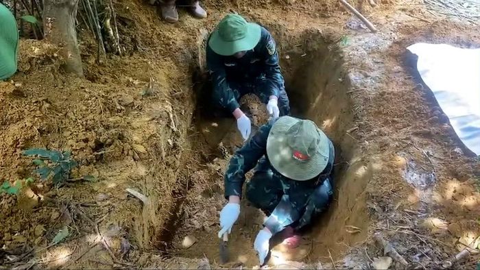 Hài cốt liệt sĩ được phát hiện và cất bốc. Ảnh: Lê Sáu