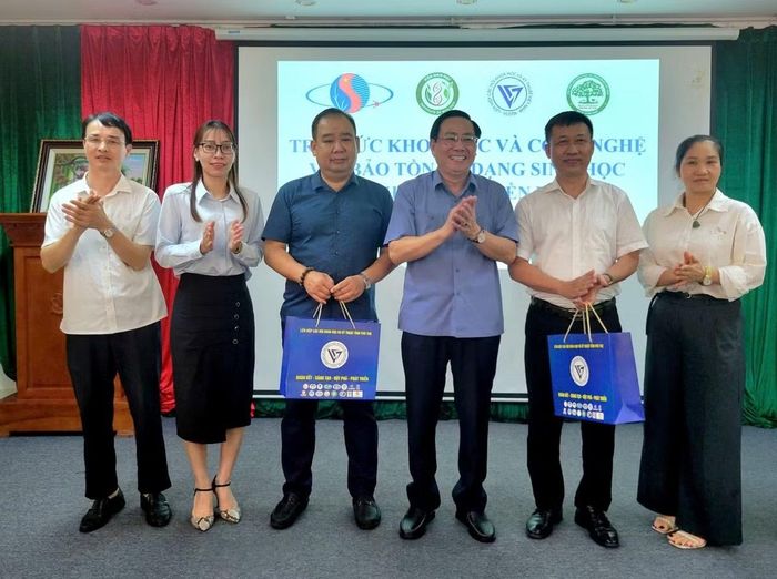 Lãnh đạo Liên hiệp Hội tỉnh Phú Thọ tặng quà lưu niệm Viện Sinh học và Trung tâm Đa dạng Sinh học Mê Linh.