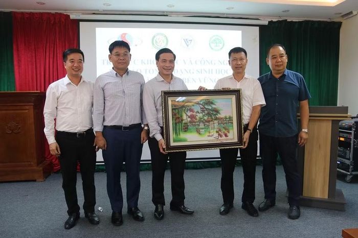 Lãnh đạo VUSTA trao quà lưu niệm cho Trung tâm.
