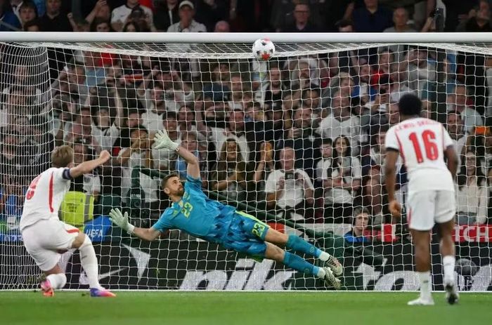 Tiền đạo Harry Kane ghi bàn giúp tuyển Anh dẫn 2-1, nhưng sau đó bỏ lỡ quả phạt đền có thể tạo bước ngoặt lớn cho trận đấu. Ảnh: Getty.