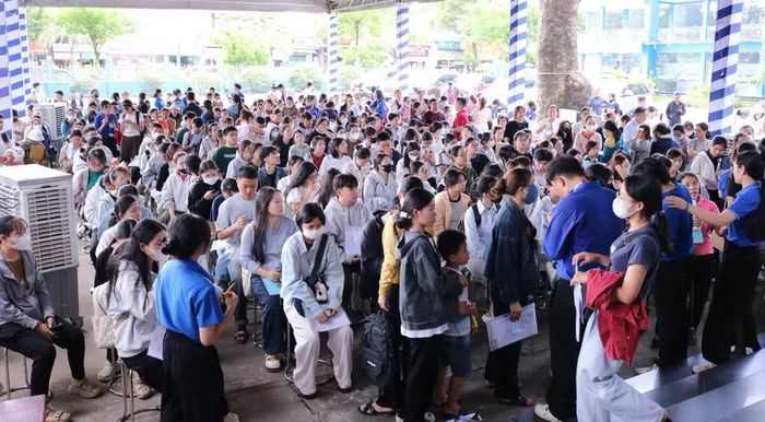 Tân sinh viên khóa 2026 làm thủ tục nhập học tại Trường Đại học Thủ Dầu Một (thuộc UBND TPHCM). Ảnh: TDMU