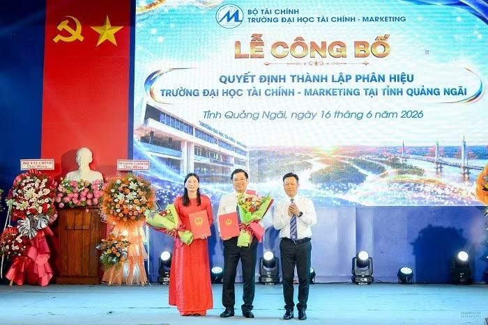 Thứ trưởng Bộ GD&ĐT Lê Quân trao các quyết định thành lập và cho phép hoạt động Phân hiệu Trường Đại học Tài chính - Marketing tại Quảng Ngãi, tháng 6/2026. Ảnh: UFM