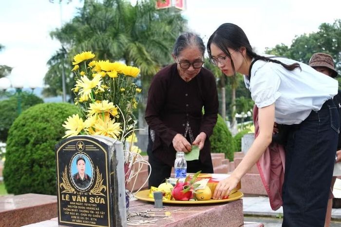 Cụ Xình cùng cháu gái sửa soạn lễ viếng.