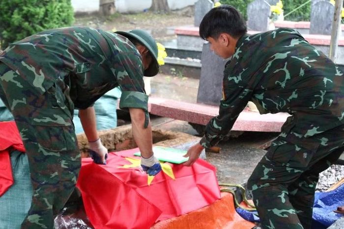 Mỗi công đoạn khai quật đều được thực hiện thận trọng, trang nghiêm.
