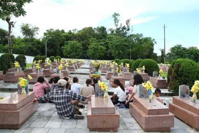 Bốn thế hệ trong gia đình cụ Xình quây quần bên phần mộ mà họ tin là nơi chồng, cha, ông, cụ của mình đang yên nghỉ cùng đồng đội.