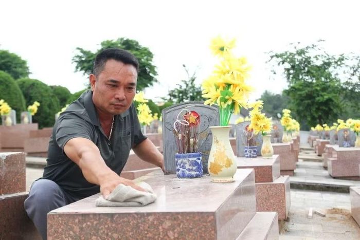 Hơn 20 năm qua, ông Trần Ngọc Sơn, nhân viên quản trang Nghĩa trang Liệt sĩ Tông Khao, lặng lẽ chăm sóc các phần mộ liệt sĩ.