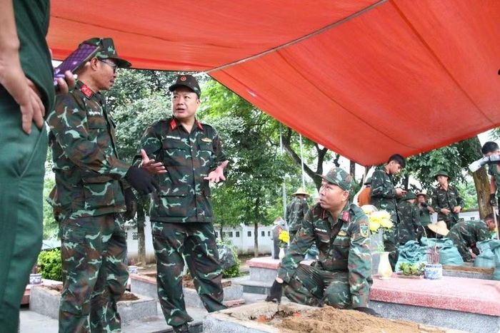 Đại tá Dương Quốc Long (đứng giữa) thường trực chỉ huy Chiến dịch '500 ngày đêm' tại Điện Biên với tâm niệm: 'Đây là nhiệm vụ hết sức thiêng liêng, là cơ hội để trả ơn các thế hệ đi trước'.