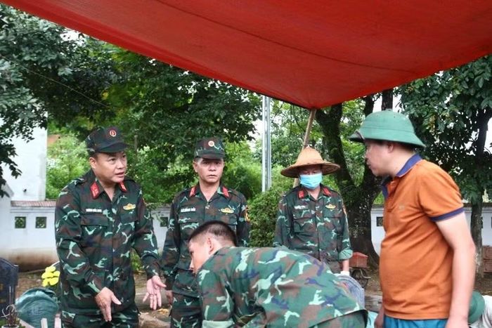 Đại tá Dương Quốc Long, Phó Chính ủy Bộ CHQS tỉnh Điện Biên (ngoài cùng bên trái), chỉ đạo lực lượng khai quật mộ liệt sĩ tại Nghĩa trang Độc Lập.