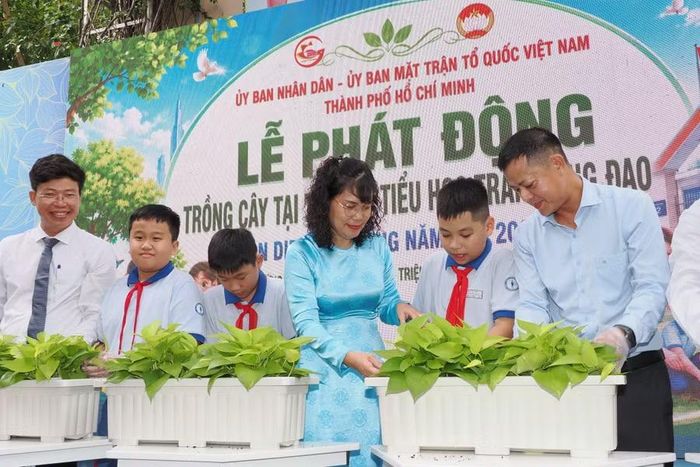 Giáo viên, học sinh Trường Tiểu học Trần Hưng Đạo trong lễ phát động trồng cây đầu năm học 2026-2027. Ảnh: P.N