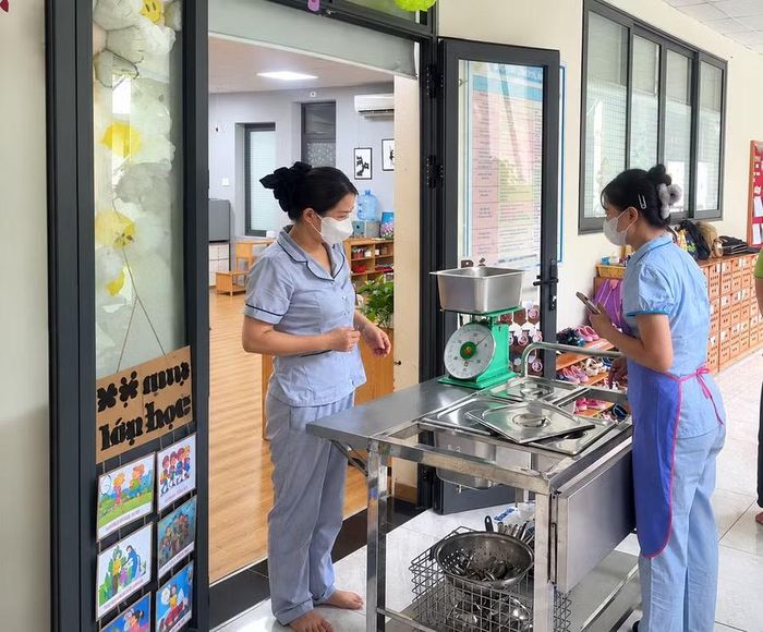 Việc chia suất ăn tới các lớp đảm bảo đúng định lượng thực phẩm như trong thực đơn.