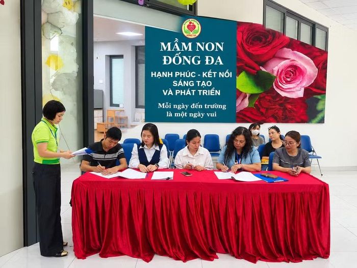 Đại diện nhà trường, phụ huynh và nhà cung cấp ký cam kết đảm bảo an toàn thực phẩm.