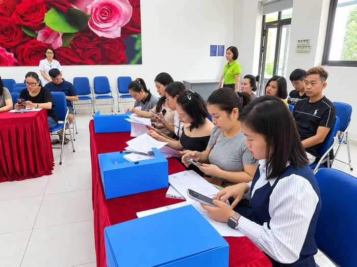 Phụ huynh cùng tham gia kiểm tra hồ sơ năng lực của các đơn vị cung cấp.