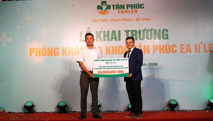 Trao tặng 50 triệu đồng cho đại diện Bảo hiểm xã hội khu vực Ea H'leo. (Ảnh: TT)