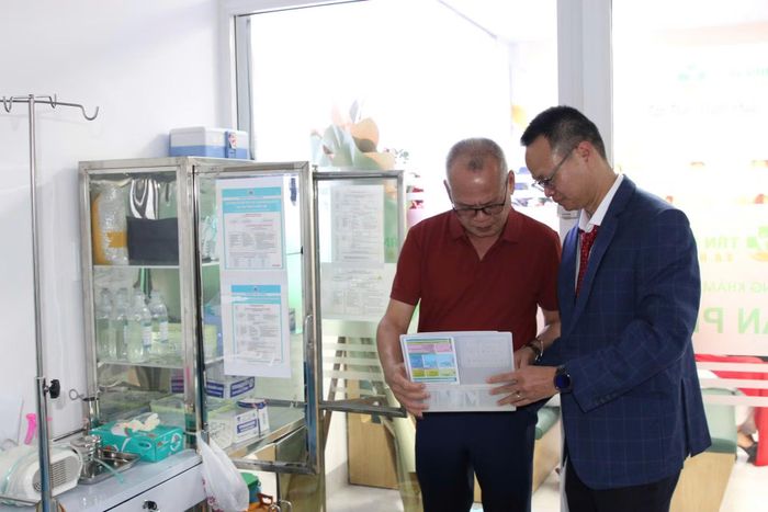 Giám đốc Sở Y tế Đắk Lắk kiểm tra danh mục thuốc ở khu vực cấp cứu. (Ảnh: TT)