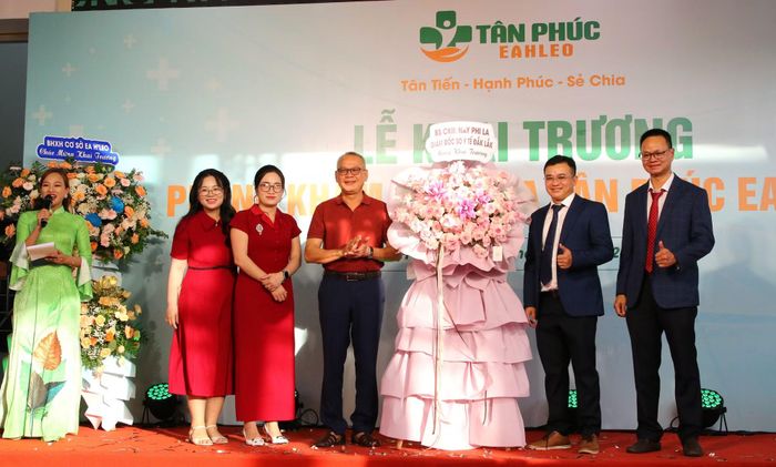 Giám đốc Sở Y tế Đắk Lắk tặng hoa chúc mừng. (Ảnh: TT)