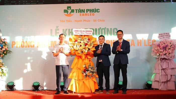 Lãnh đạo xã Ea Drăng tặng hoa chúc mừng. (Ảnh: TT)