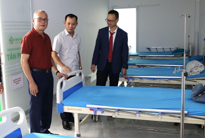 Giám đốc Sở Y tế Đắk Lắk cùng lãnh đạo xã Ea Drăng kiểm tra khu vực cấp cứu. (Ảnh: TT)