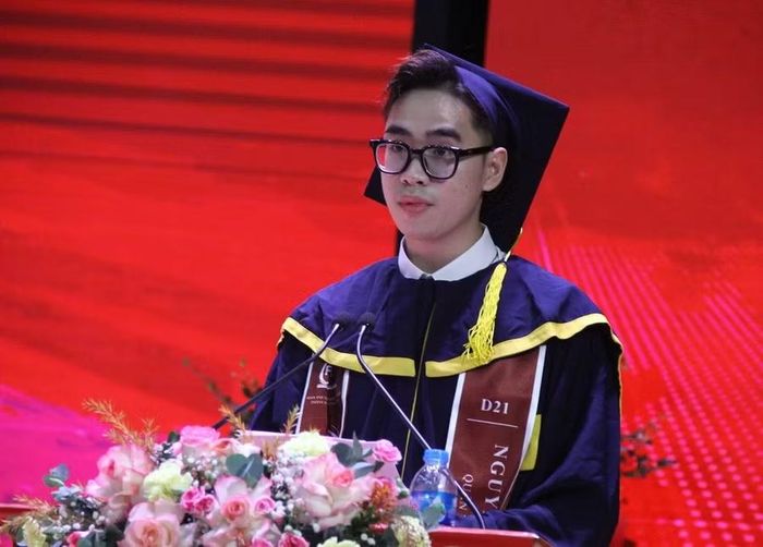 Tân cử nhân Nguyễn Duy Thái, sinh viên khóa D21 ngành Quản trị kinh doanh chia sẻ tại buổi lễ.